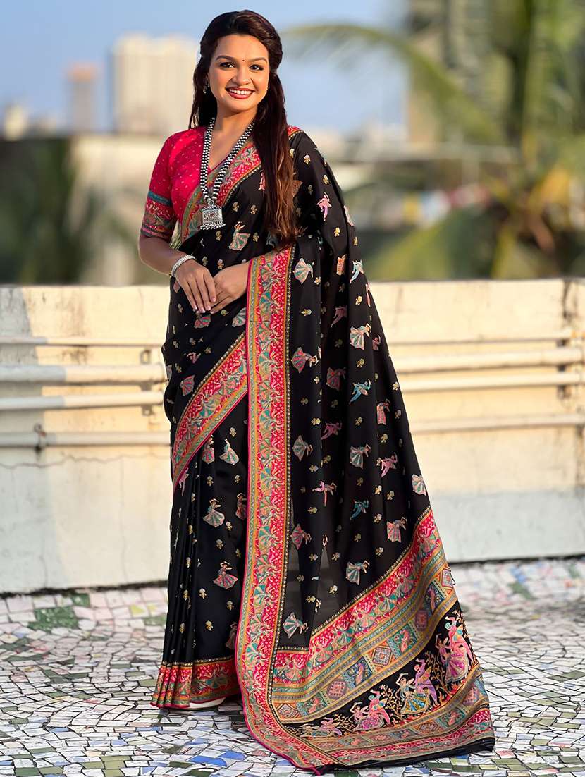 women self design bordered saree with blouse