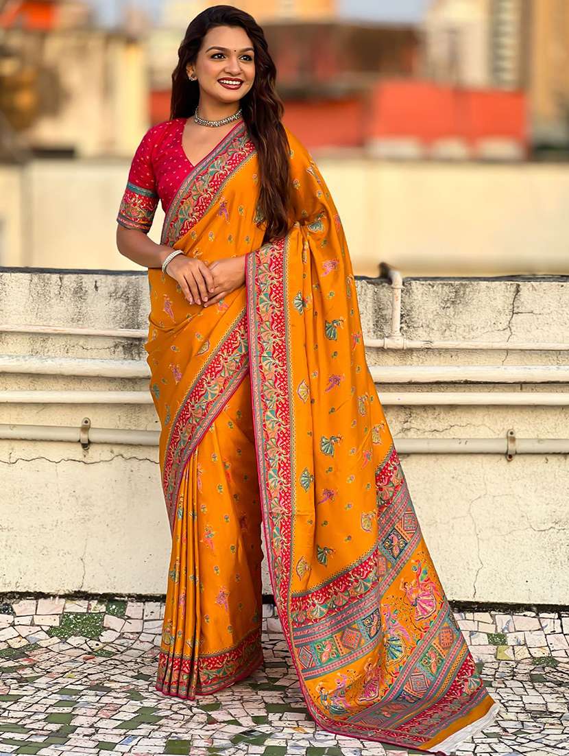 women self design bordered saree with blouse