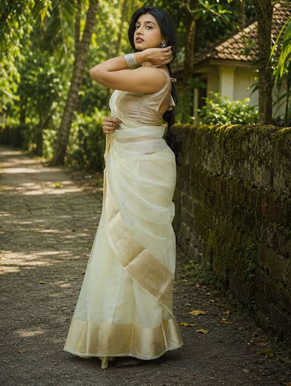 Women Solid With Bordered Saree - 22576972 -  Standard Image - 2