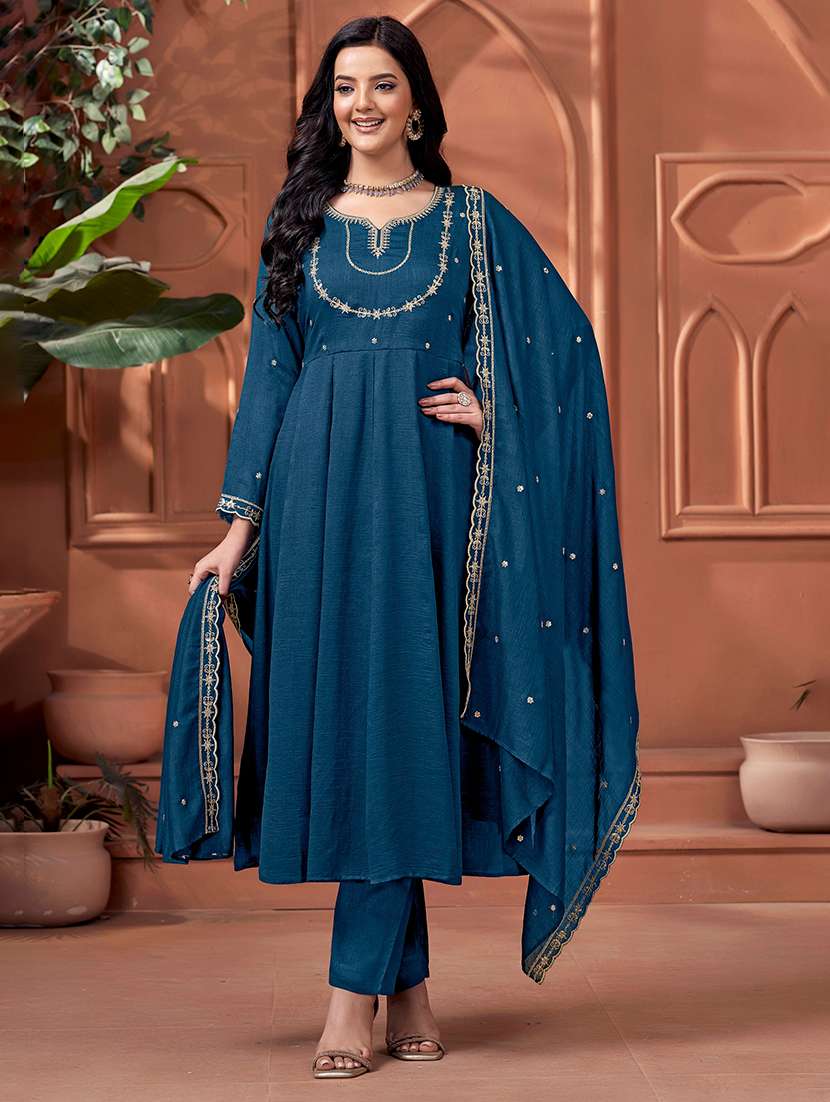 women embroidered long sleeves kurta pant set with dupatta