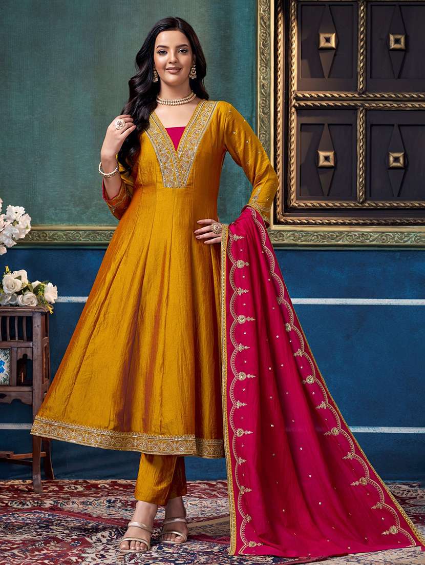 women embroidered three quarter sleeves kurta pant set with dupatta