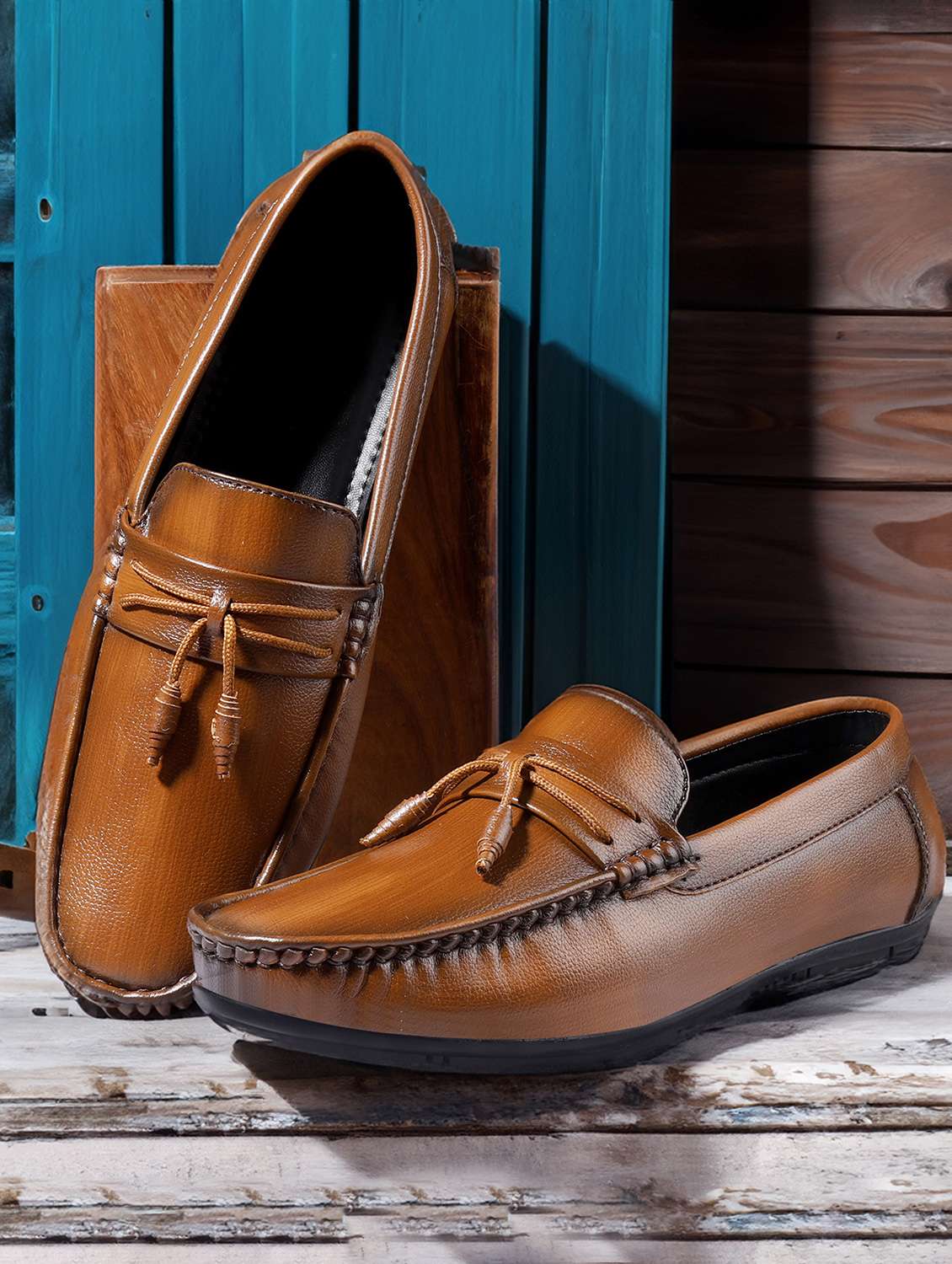 men solid slip on tassel details loafer
