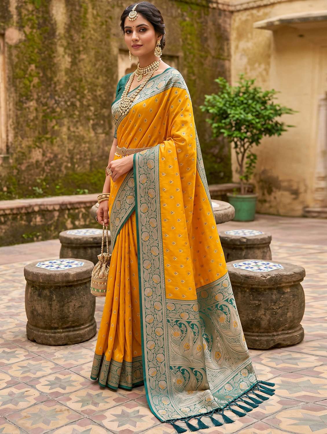 women self design banarasi saree with blouse - 22579216 -  Standard Image - 2
