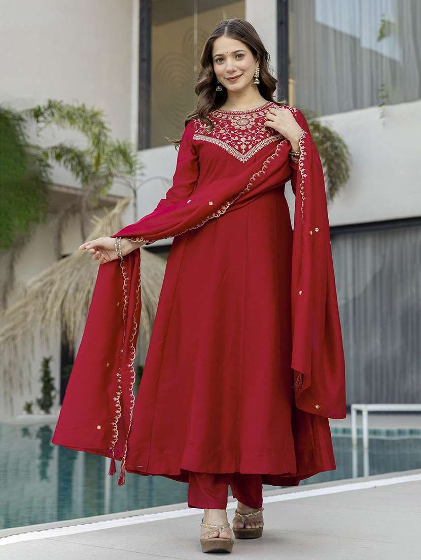 women embroidered three quarter sleeves kurta pant set with dupatta
