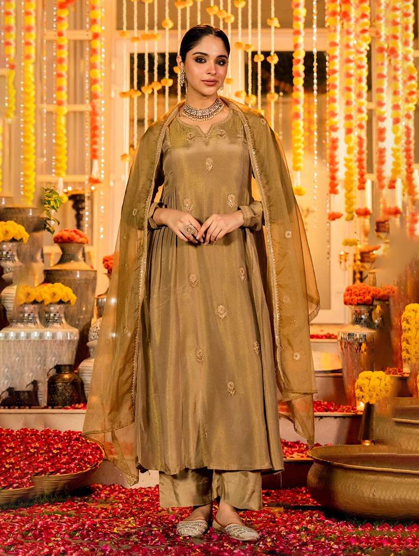 women embroidered three quarter sleeves kurta pant set with dupatta