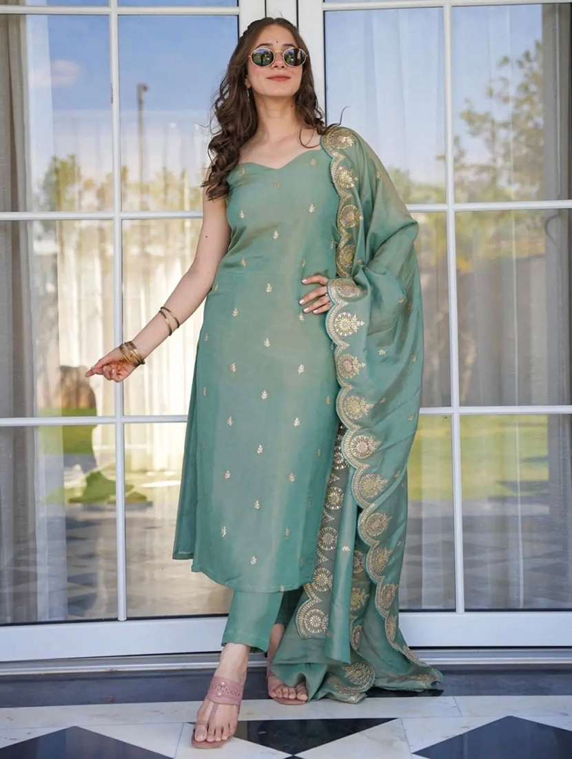 women embroidered sleeveless kurta pant set with dupatta
