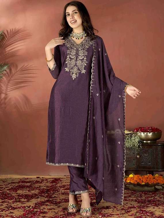 women embroidered three quarter sleeves kurta pant set with dupatta