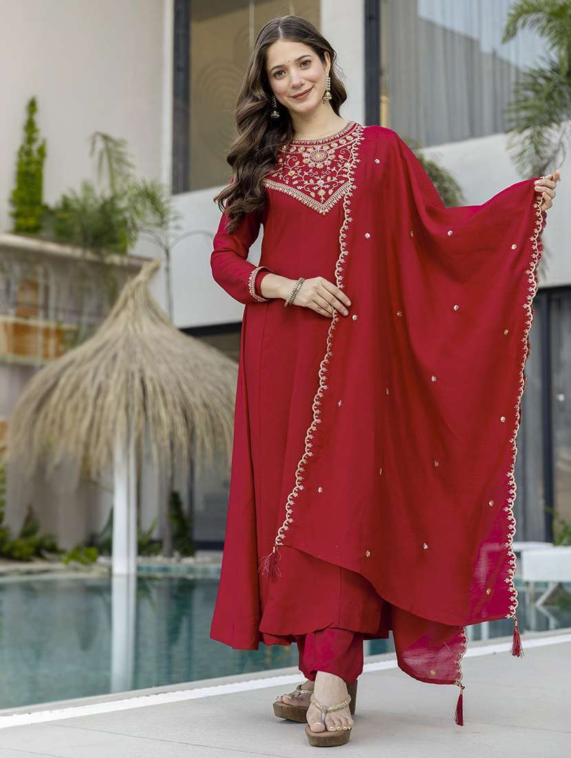 women embroidered three quarter sleeves kurta pant set with dupatta