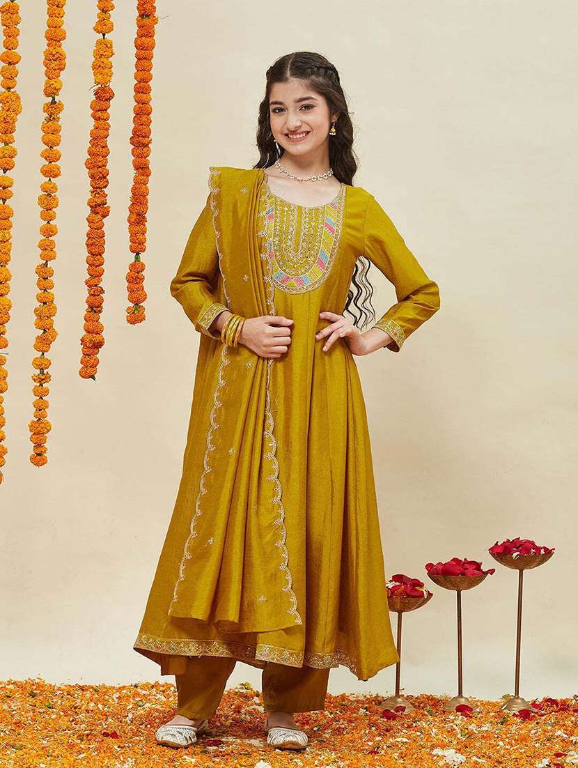 girls embroidered three quarter sleeves kurta pant set with dupatta