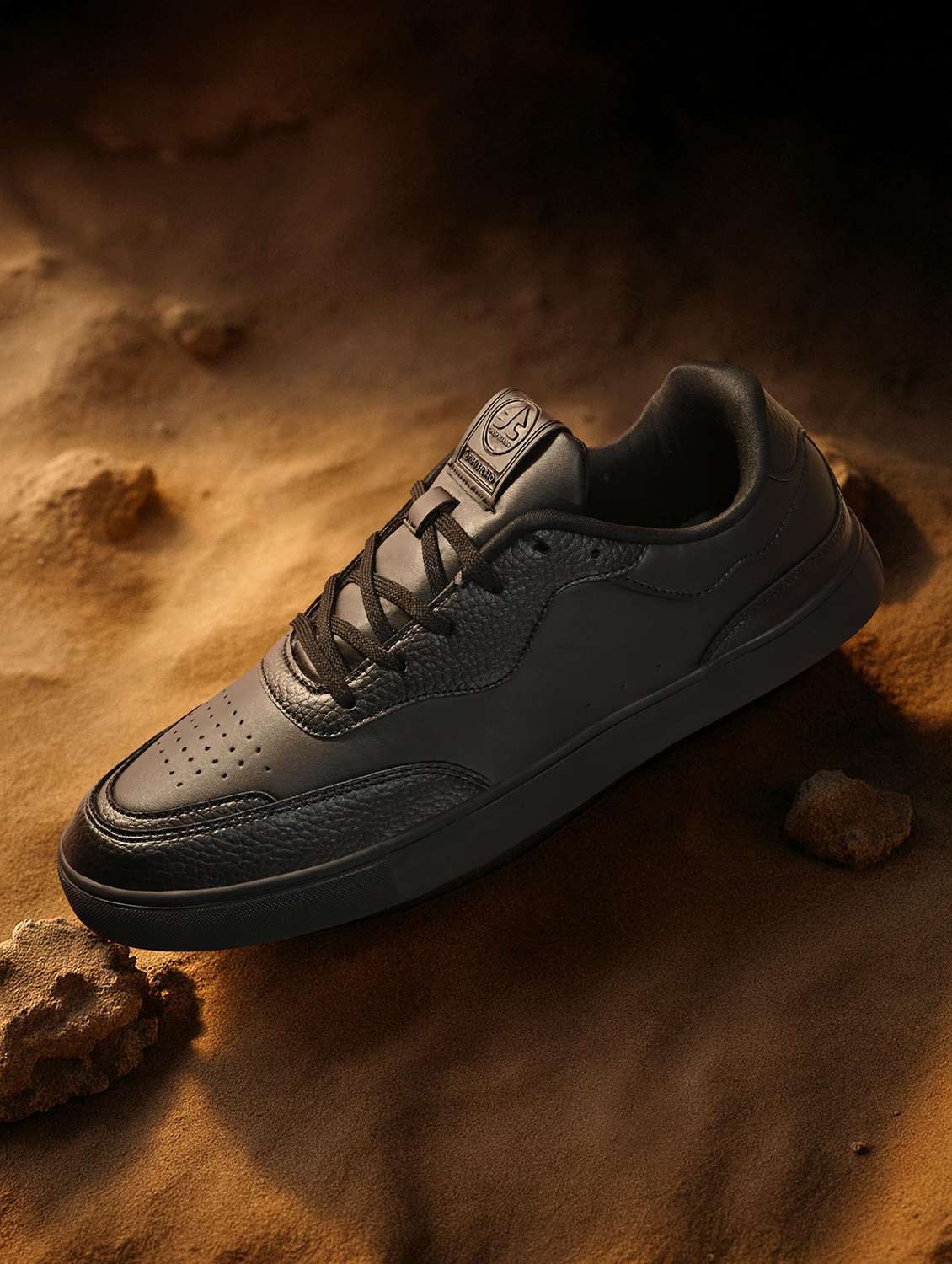 men solid lace up sneaker