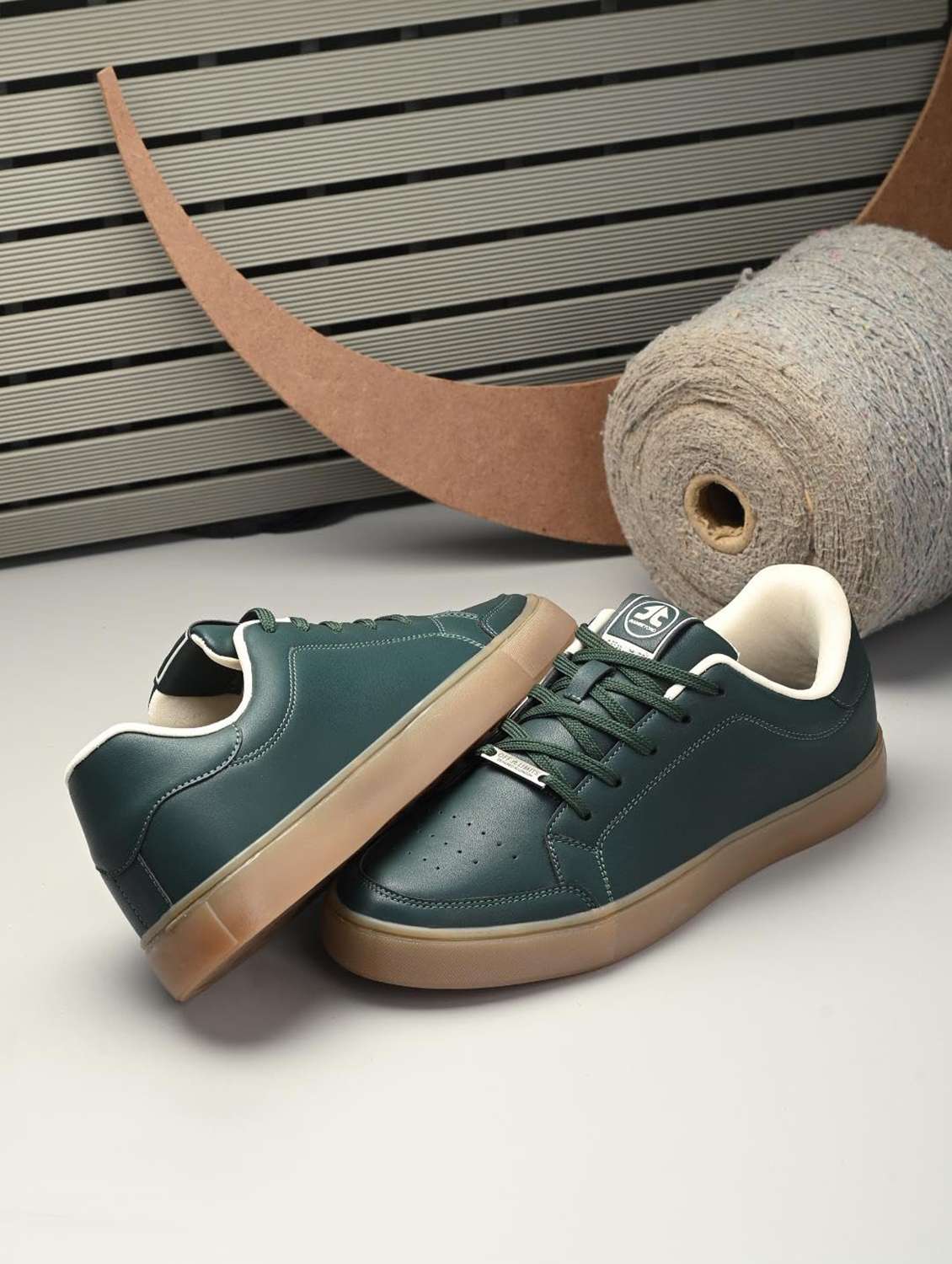 men solid lace up sneaker