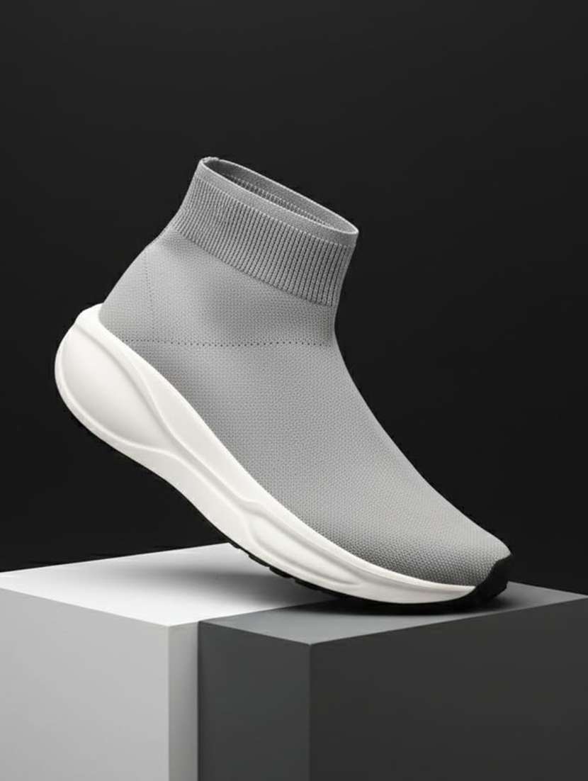 women solid lip on casual shoes