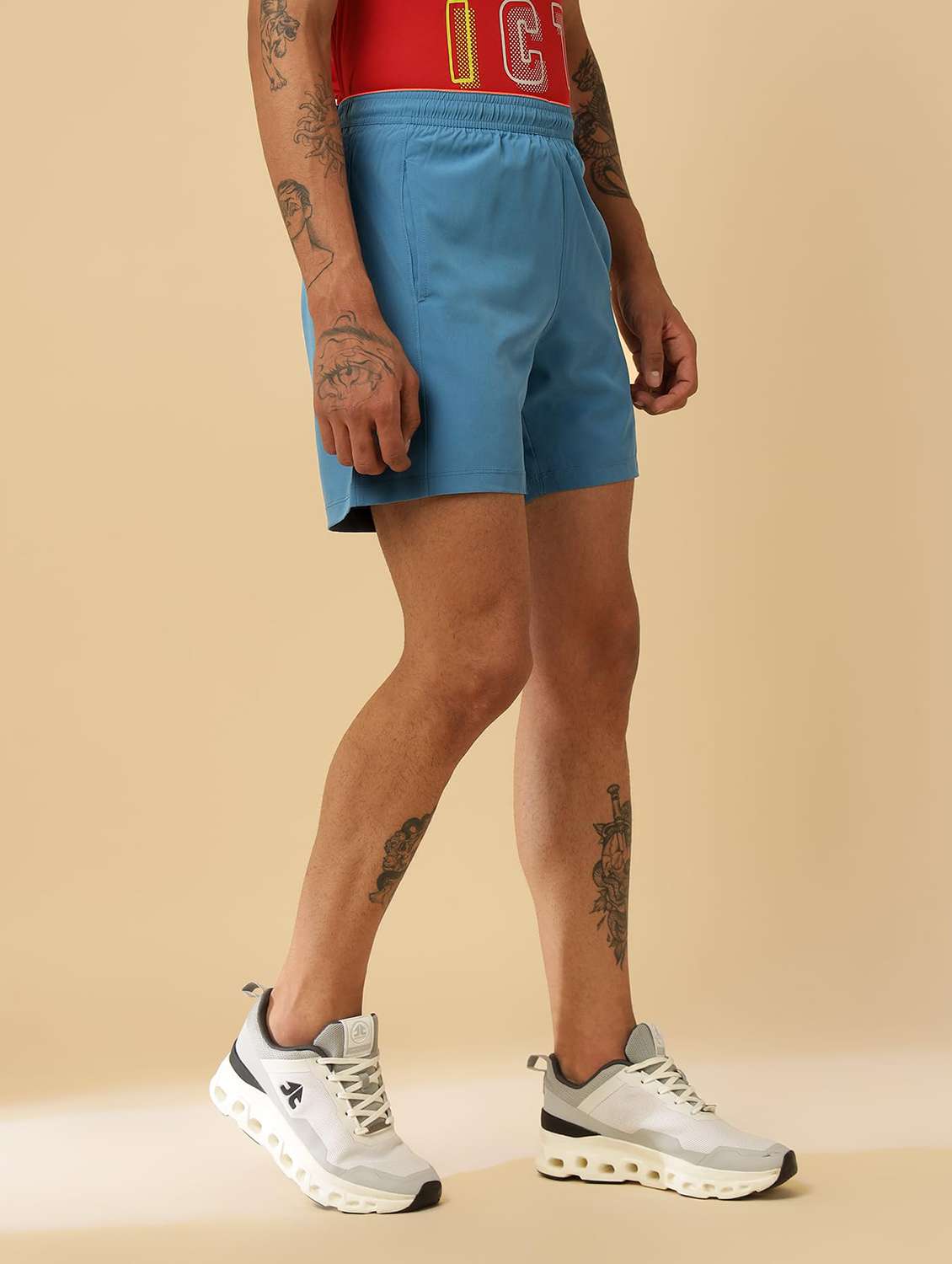 Men Solid Mid Rise Regular Fit Sports Shorts - 22582206 -  Standard Image - 2