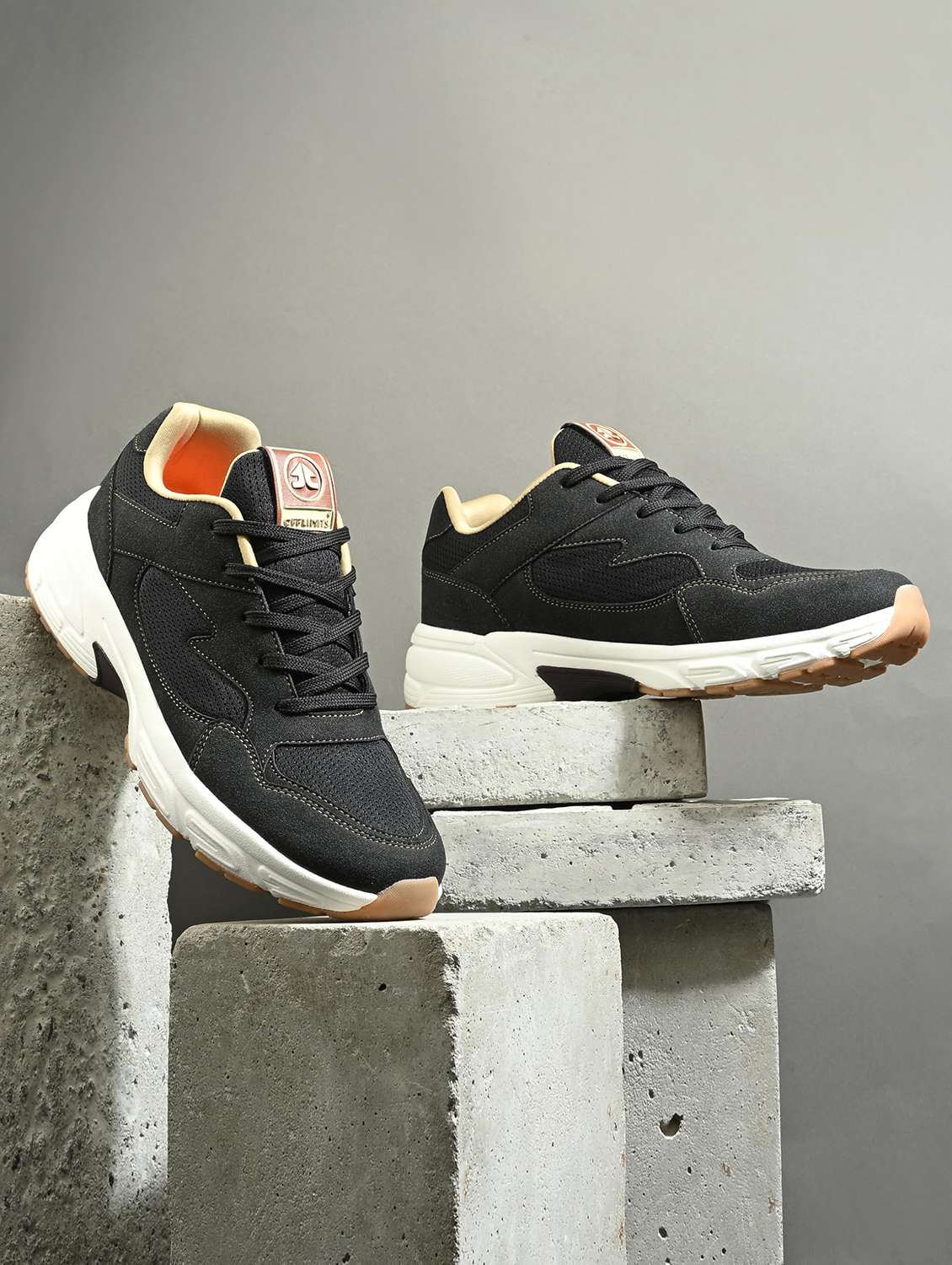 men textured lace up sports shoes