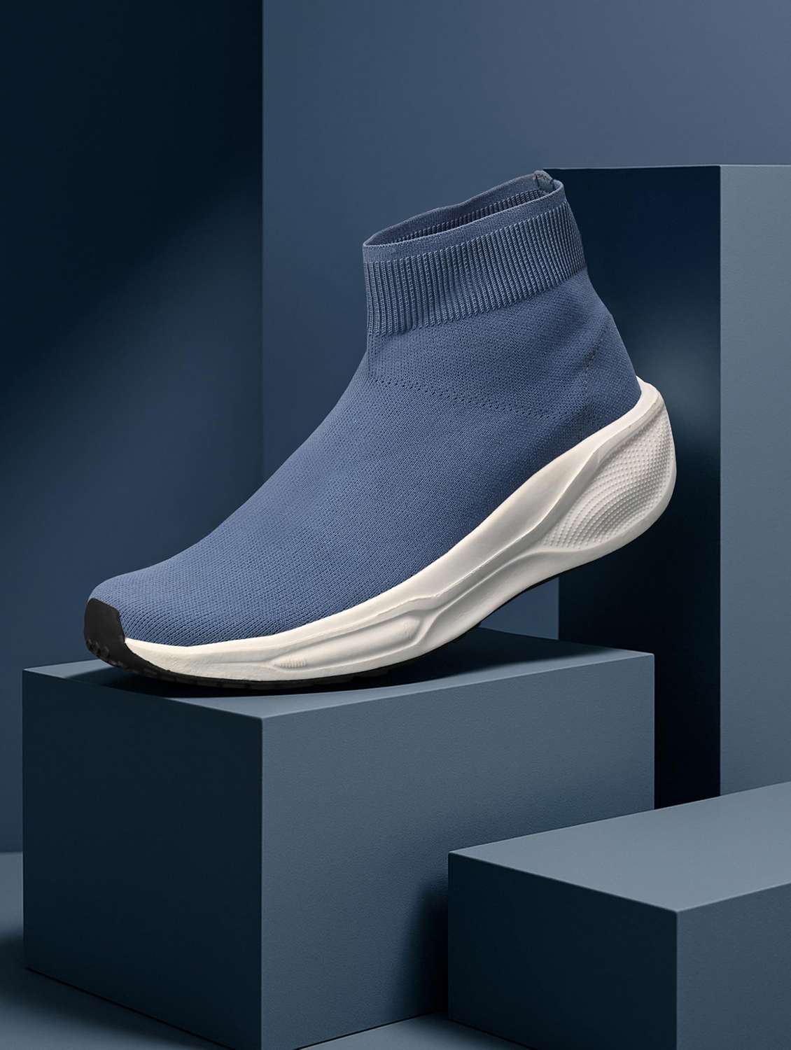 men solid slip on sports shoes