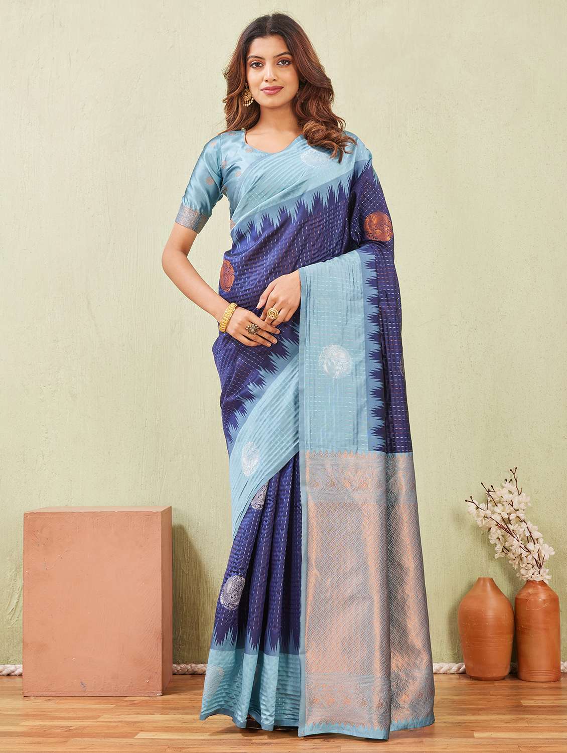 women self design bordered saree with blouse