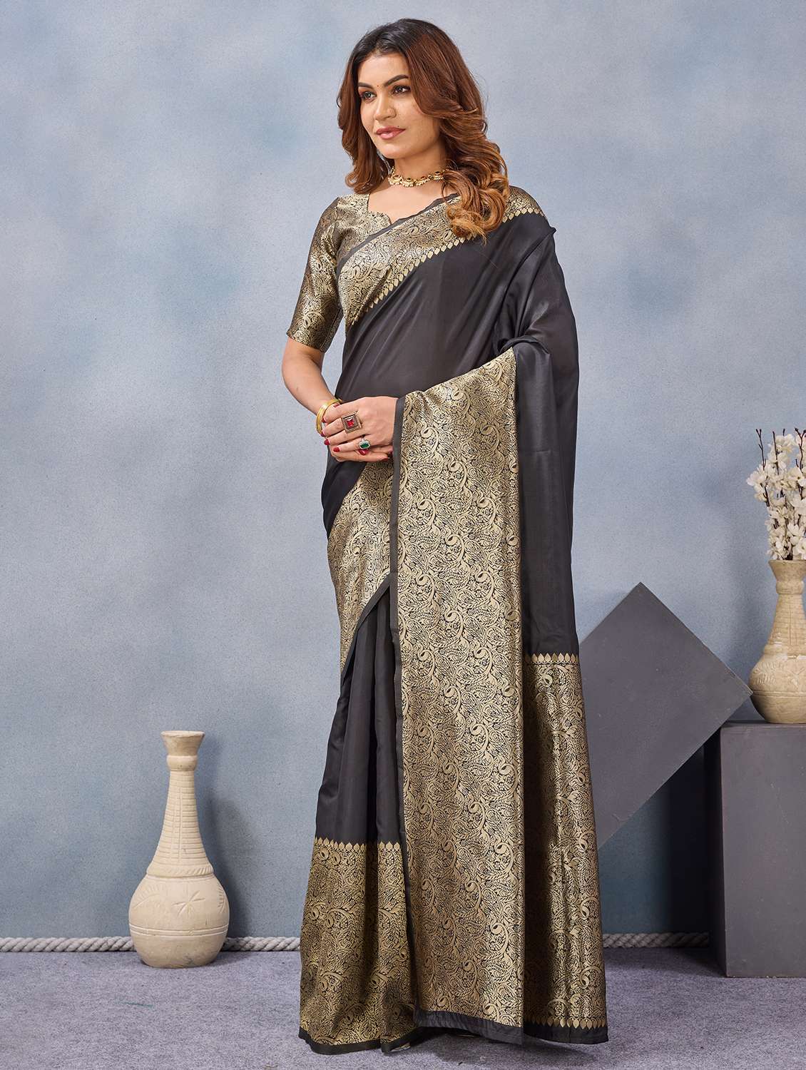 women solid with bordered saree with blouse - 22590271 -  Standard Image - 2