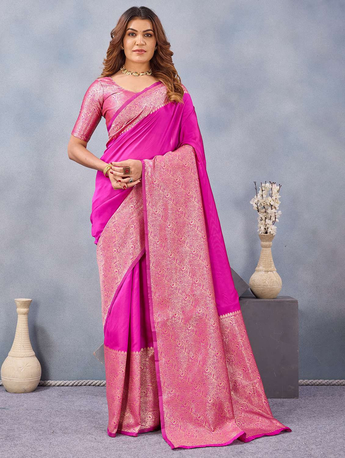 women solid with bordered saree with blouse