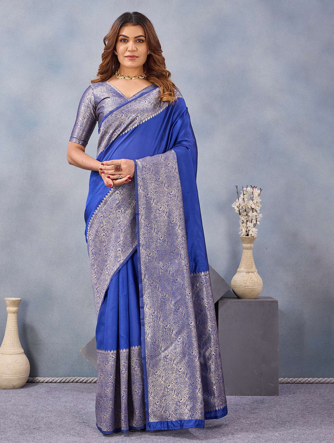 women solid with bordered saree with blouse