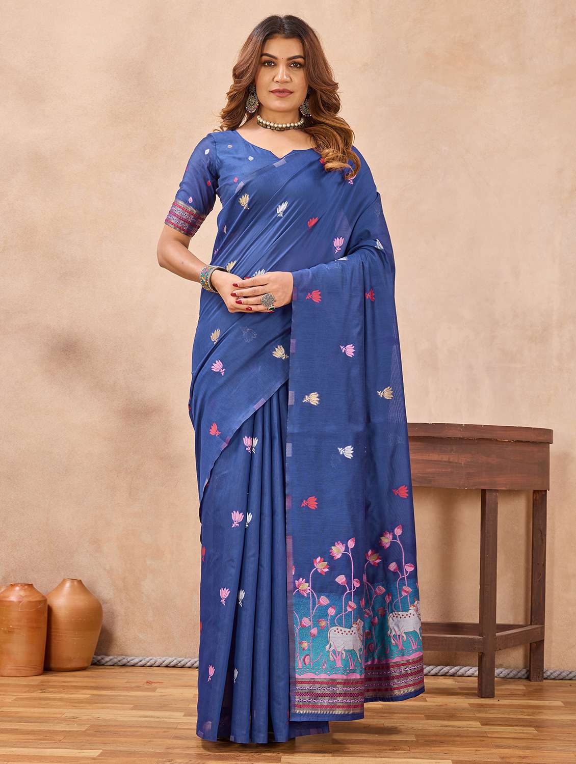 women self design handloom saree with blouse