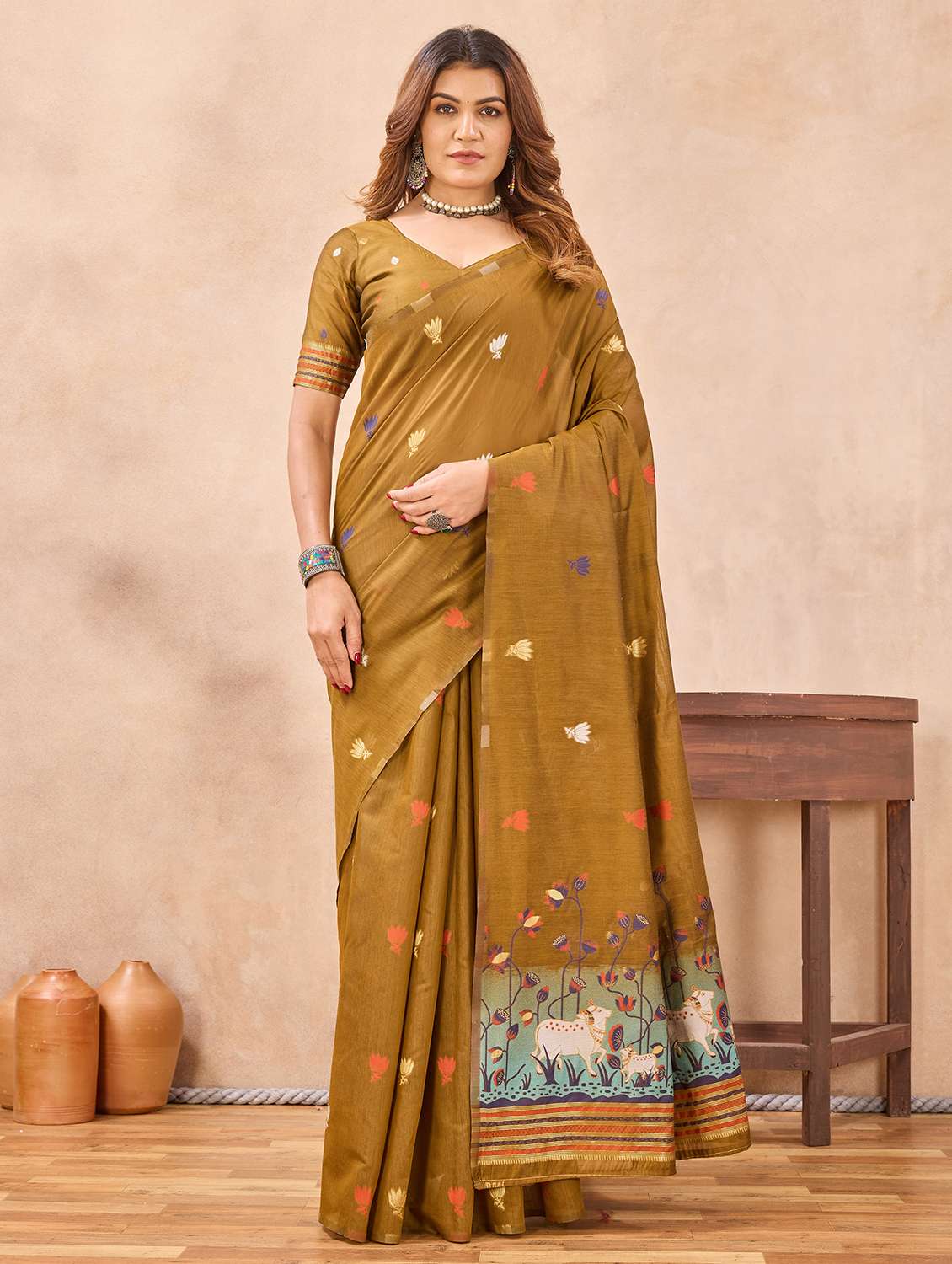 women self design handloom saree with blouse