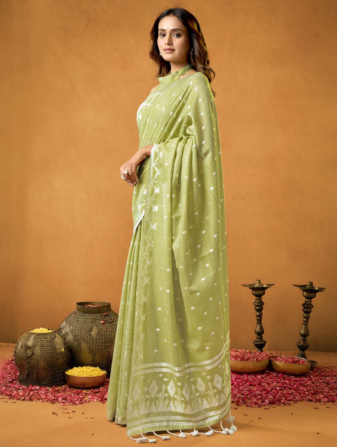 women self design handloom saree with blouse - 22592521 -  Standard Image - 2