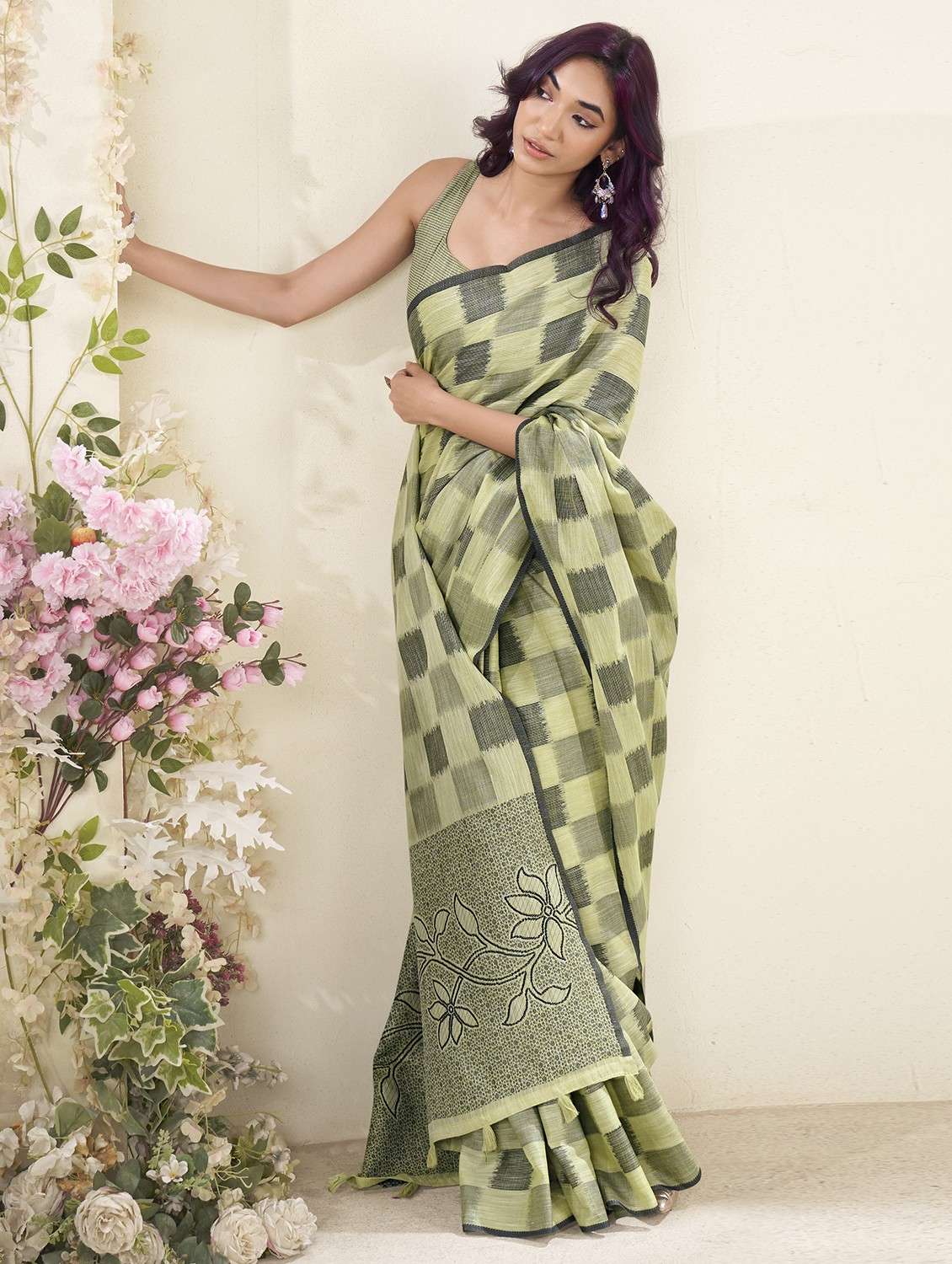 women checkered handloom saree with blouse - 22593025 -  Standard Image - 2
