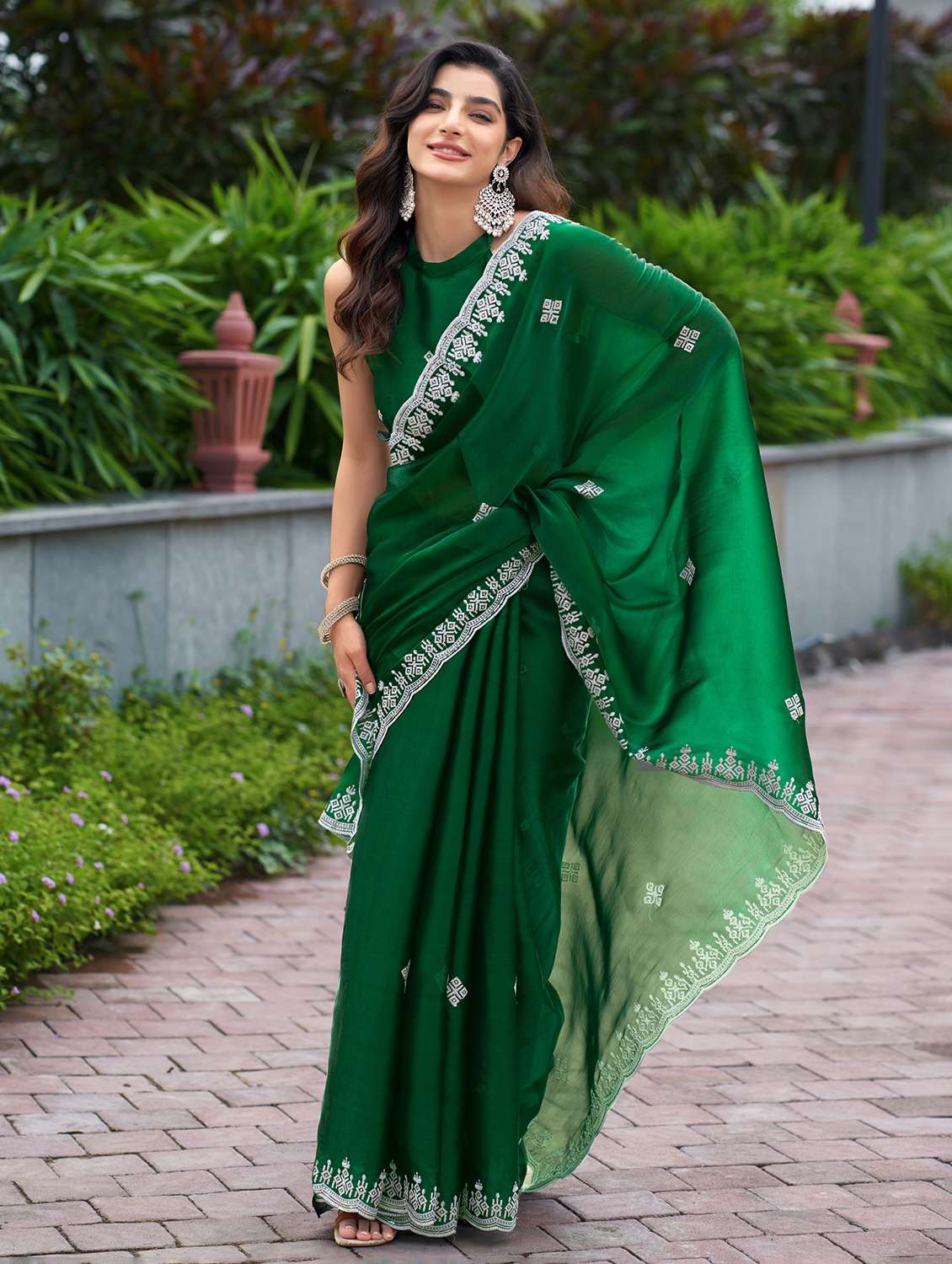 Women Solid With Work Embroidered Saree With Blouse - 22593157 -  Standard Image - 2