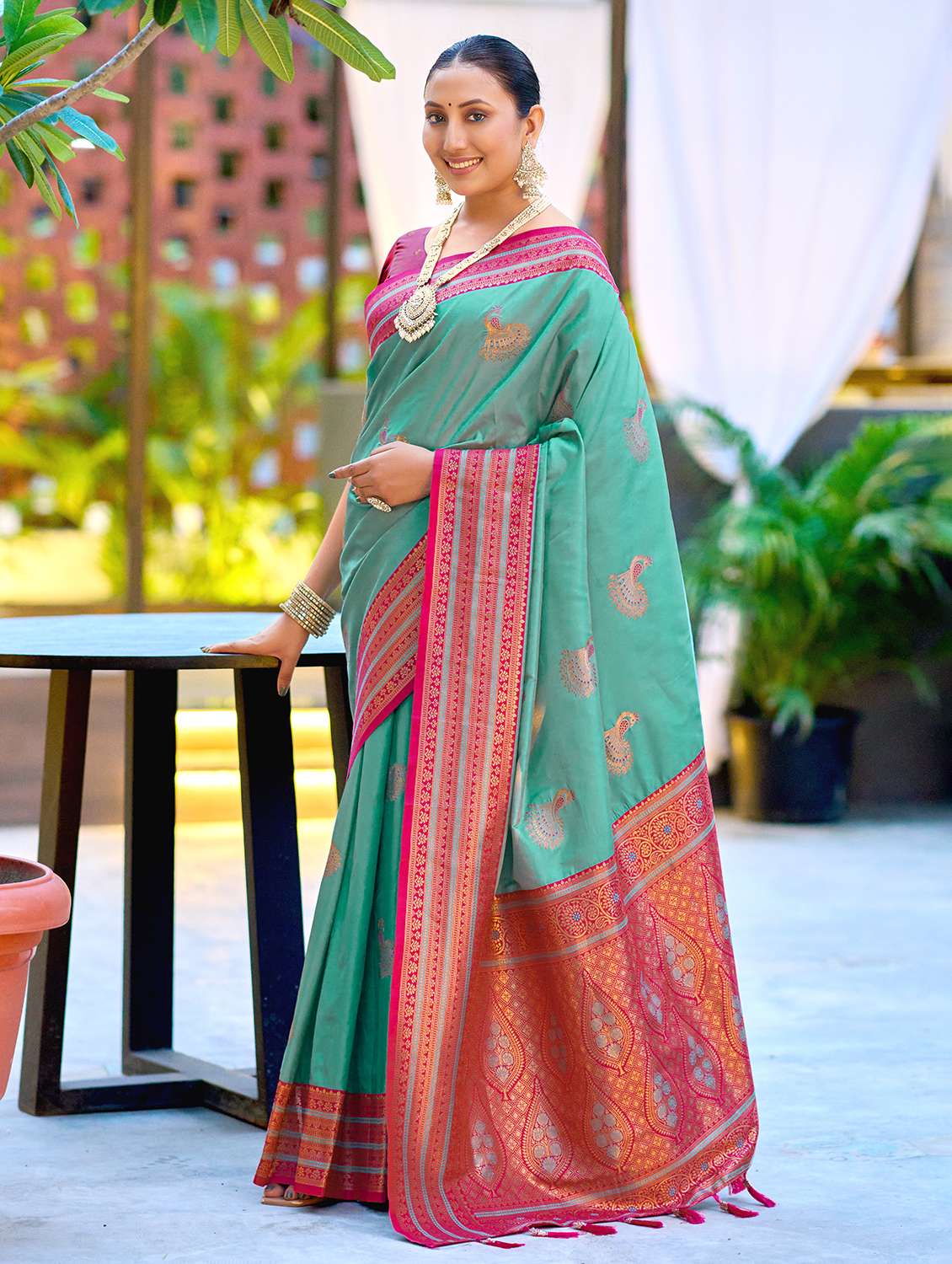 women self design banarasi saree with blouse - 22593182 -  Standard Image - 2