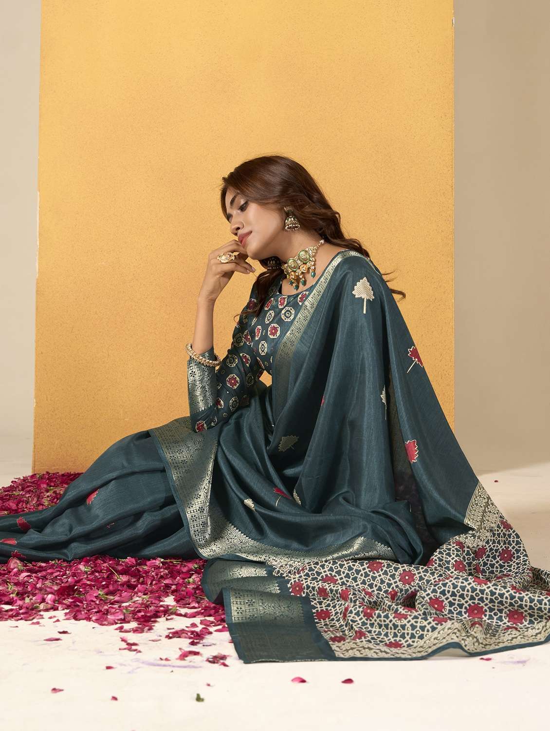 Women Printed Bordered Saree With Blouse - 22593444 -  Standard Image - 2