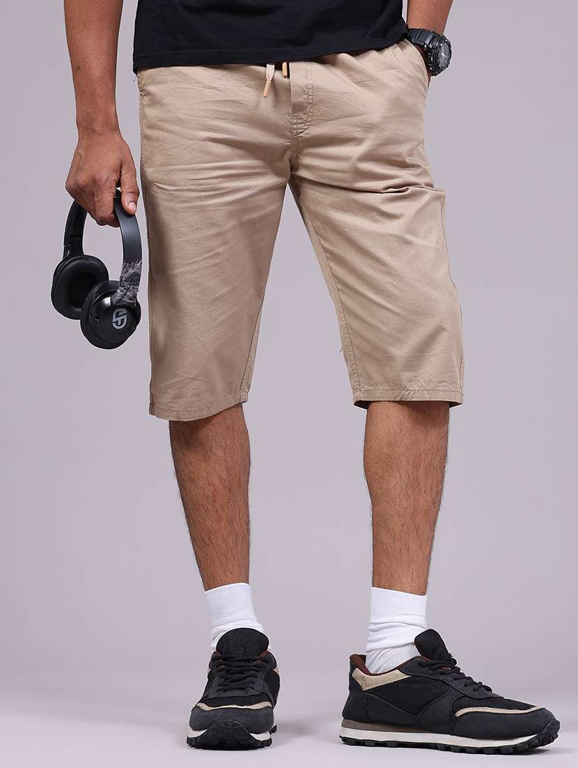 men solid mid rise three fourth shorts