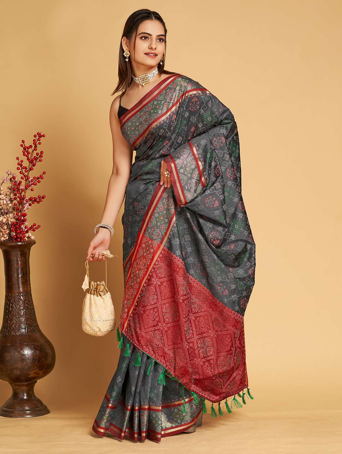 Women Self Design Patola Saree With Blouse - 22596267 -  Standard Image - 2