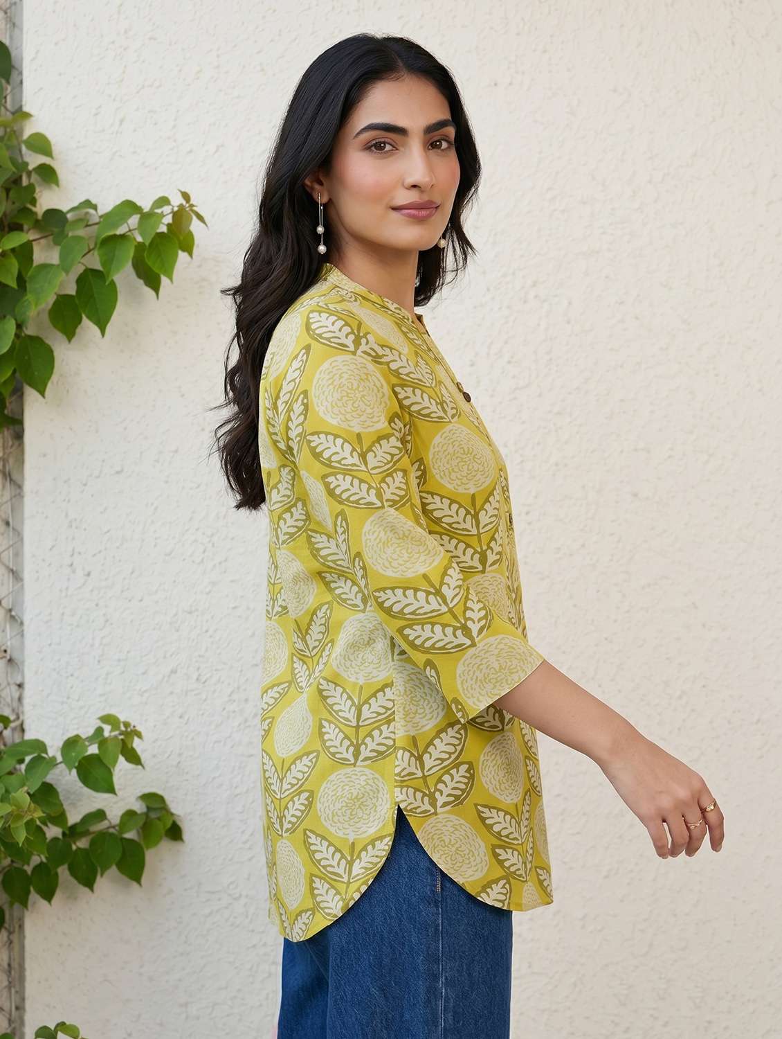 Women Printed Three Quarter Sleeves Straight Kurti - 22597781 -  Standard Image - 2