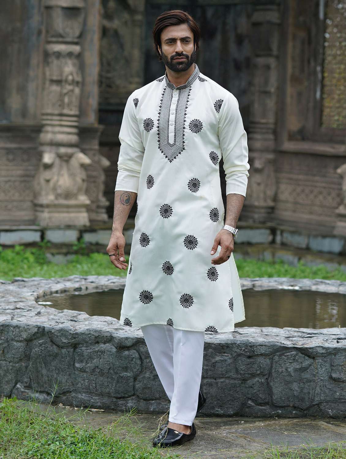 Men Solid With Work Mandarin Neck Long Kurta - 22599135 -  Standard Image - 2