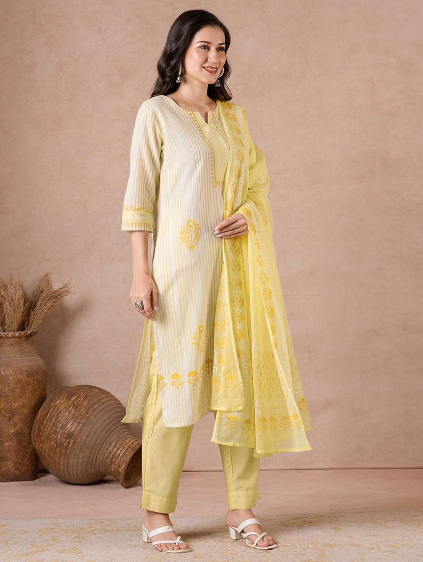 Women Printed Three Quarter Sleeves Kurta Pant Set With Dupatta - 22601155 -  Standard Image - 2