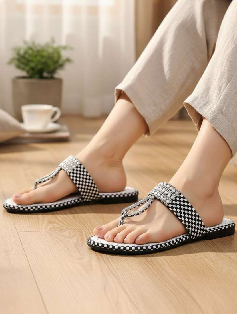 women checkered toe separator flats