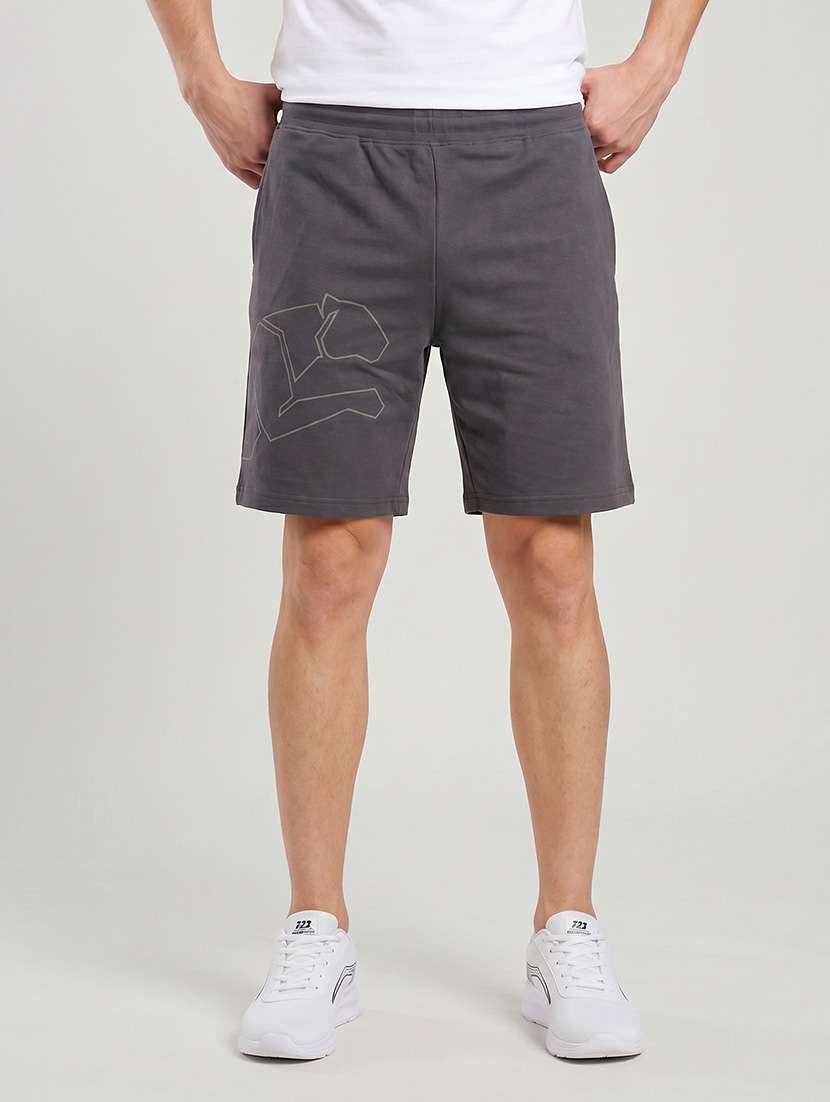 men printed mid rise regular fit shorts