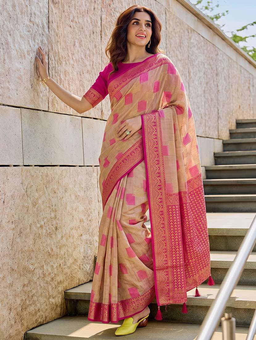 women self design bordered saree with blouse