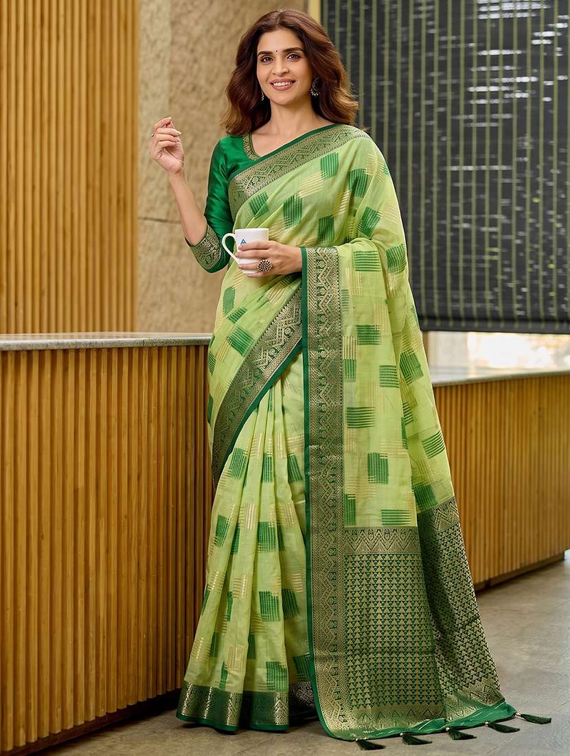 women self design bordered saree with blouse