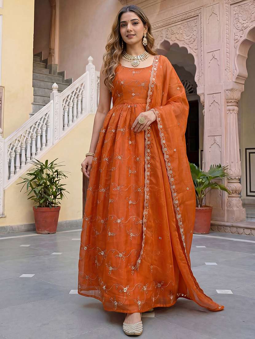 women embroidered sleeveless kurta dupatta set