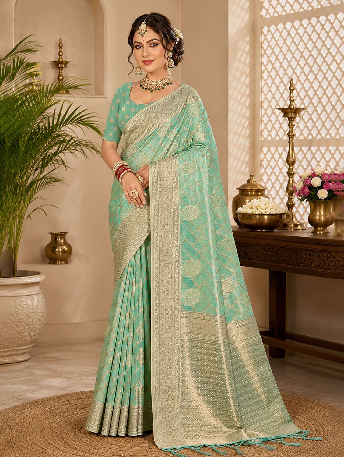 women self design bordered saree with blouse