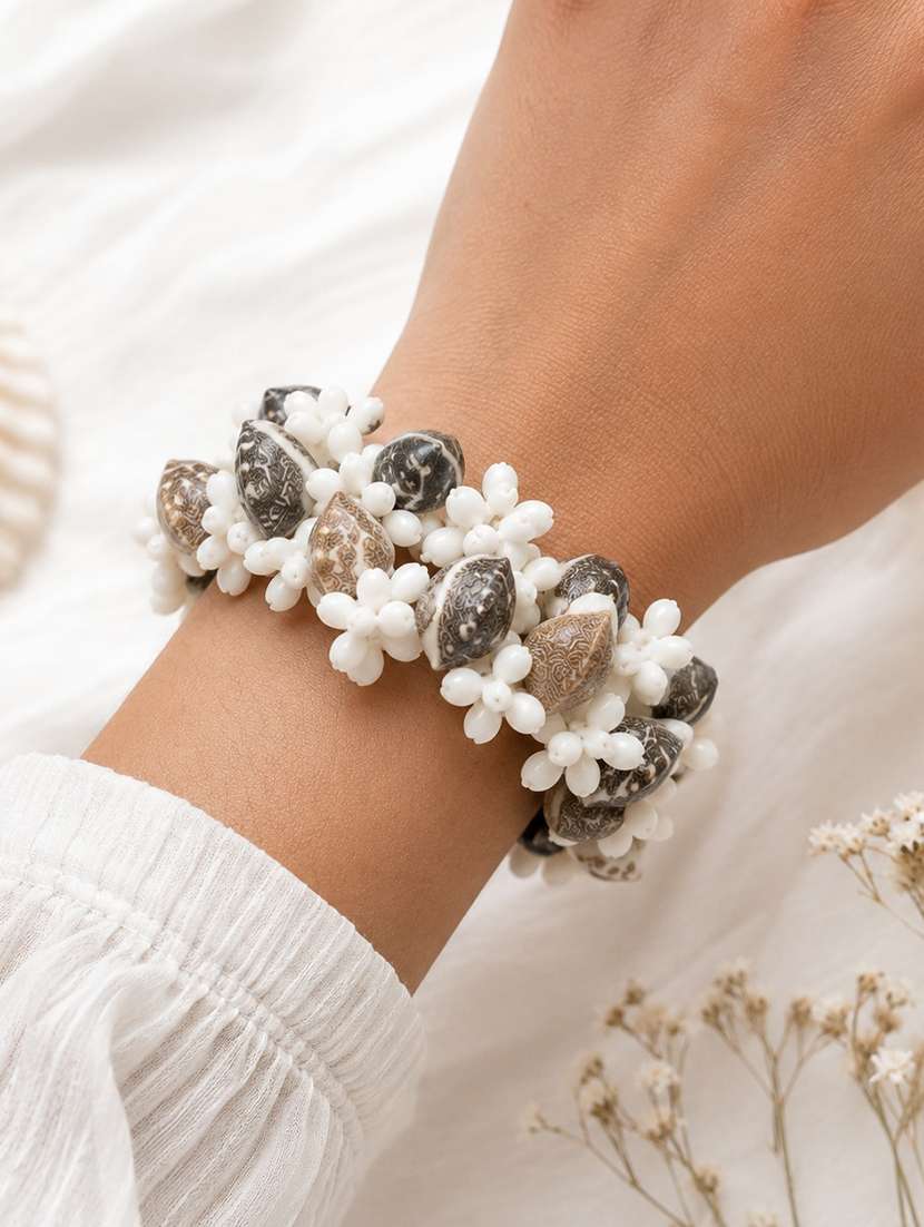  white handmade shell bangle bracelet  - 22618330 -  Standard Image - 2
