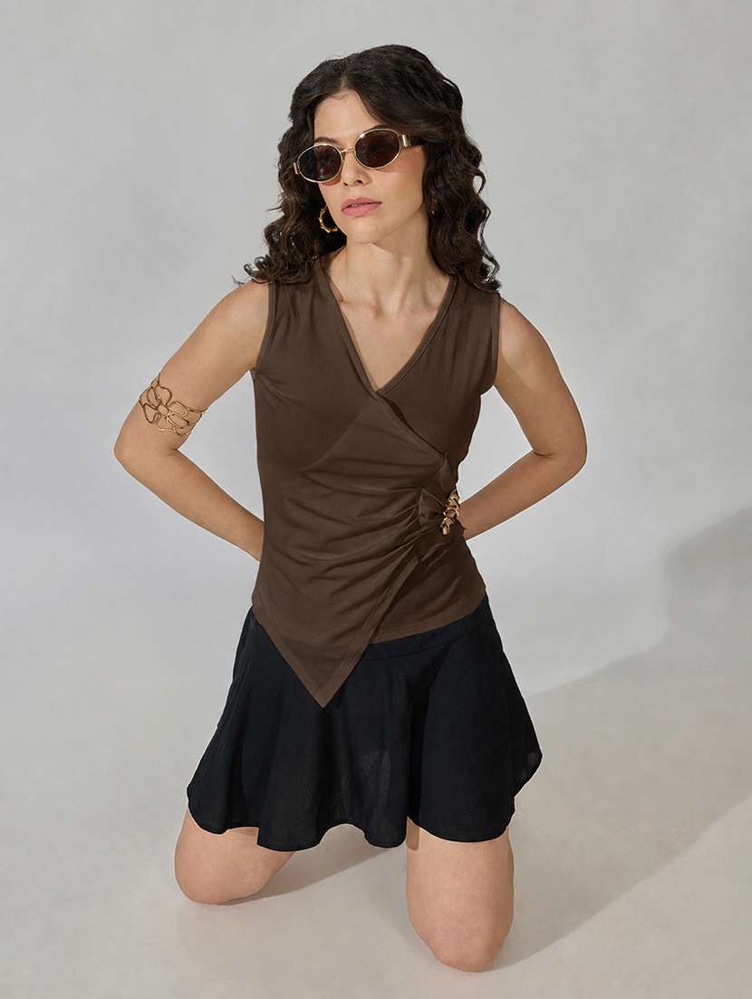 women solid sleeveless regular top