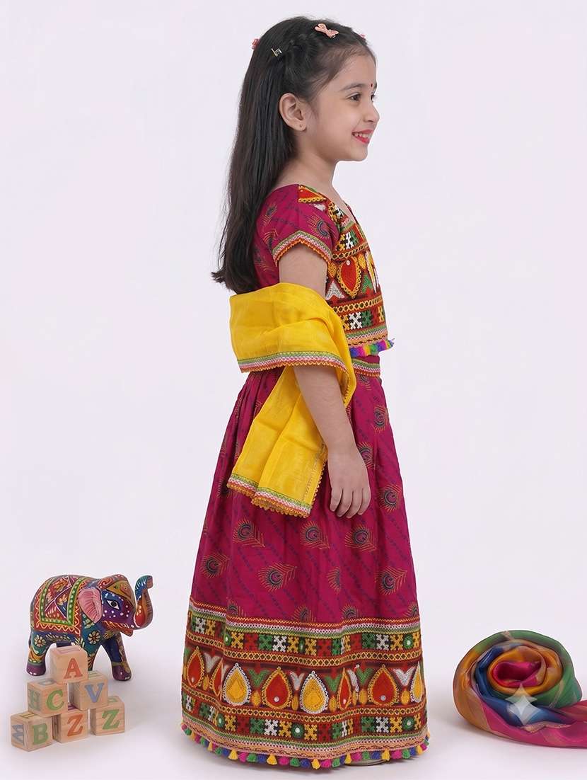 girls embroidered short sleeves costume - 22639549 -  Standard Image - 2