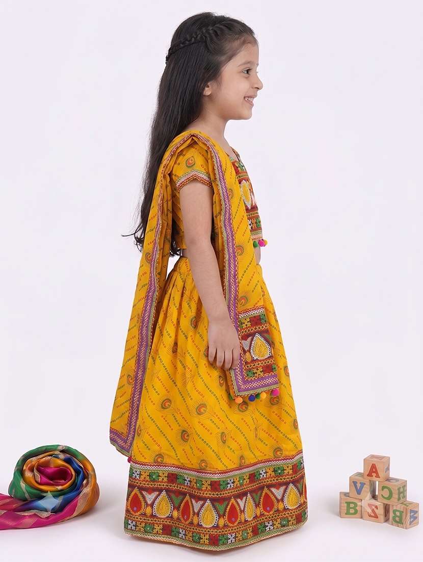 girls embroidered short sleeves costume - 22639554 -  Standard Image - 2