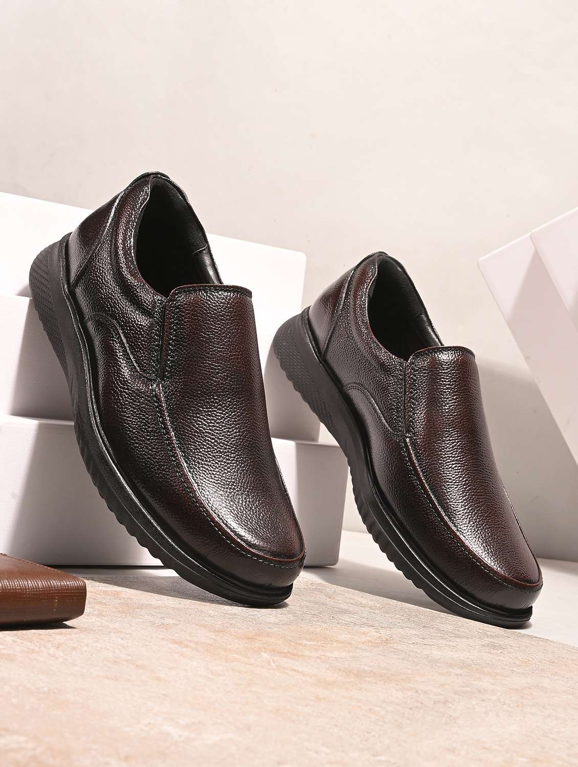 men textured slip on formal shoes