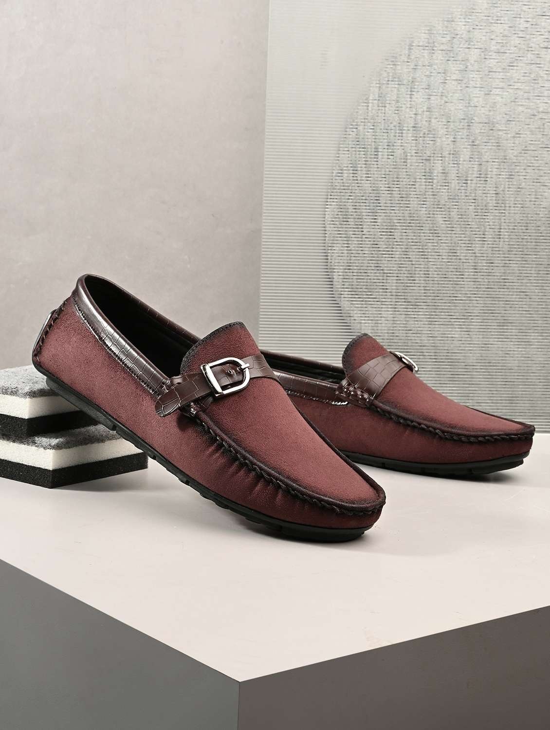 men solid slip on loafer