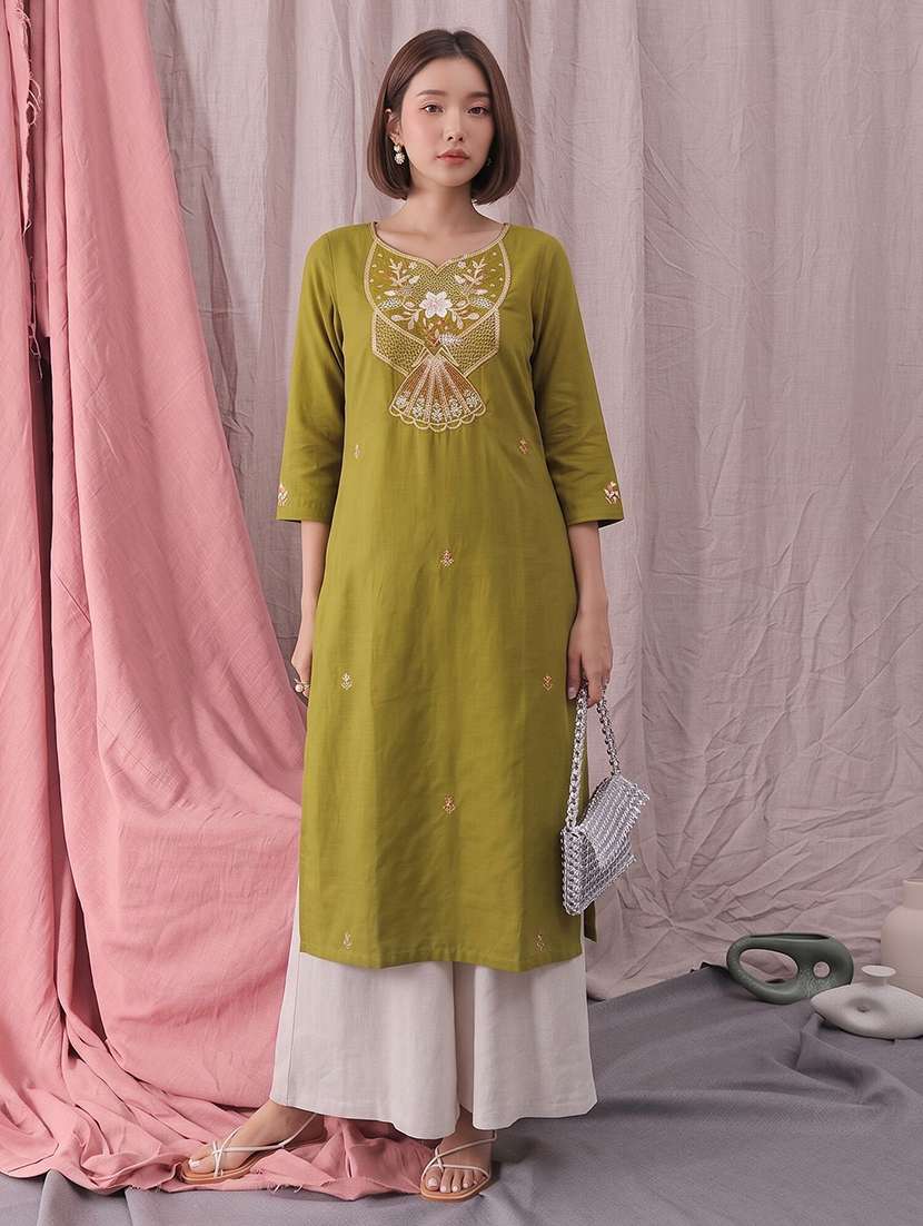wwomen embroidered sweatheart neck straight kurta