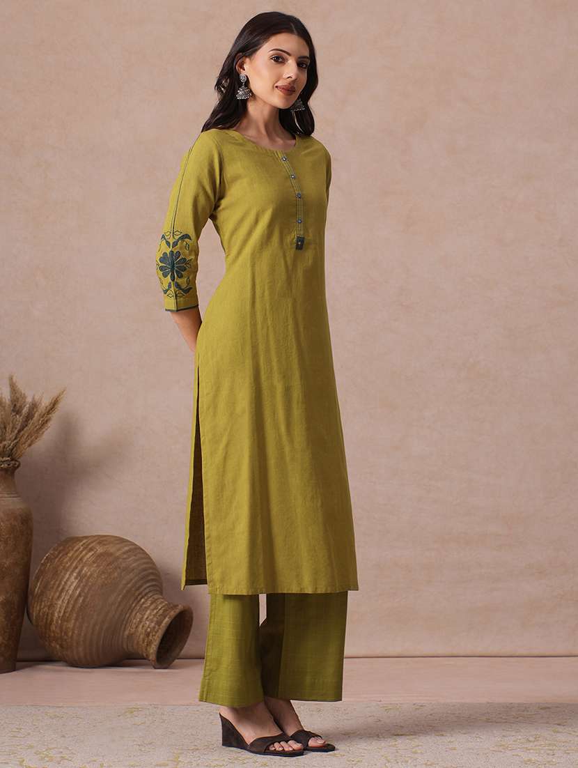 Women Embroidered Three Quarter Sleeves Straight Kurta - 22665494 -  Standard Image - 2
