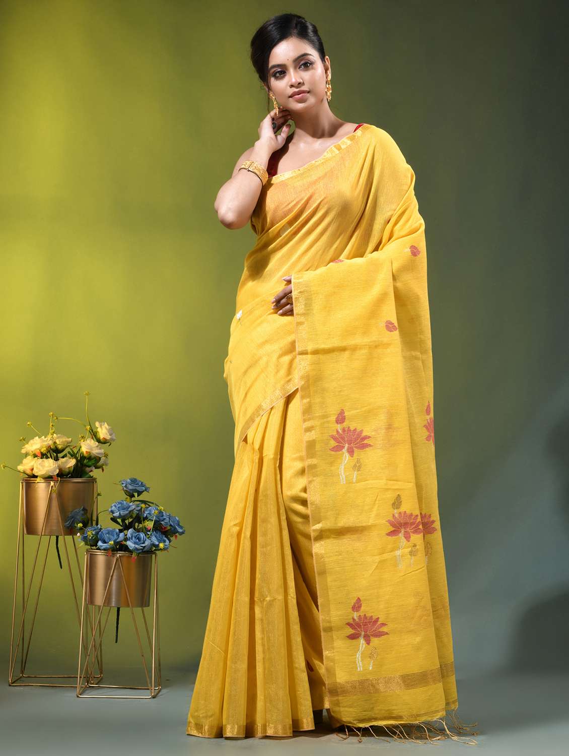 women self design handloom saree with blouse